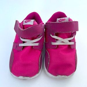 Baby girl pink Nike velcro shoes